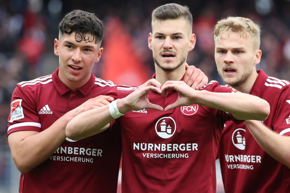 RB Leipzigs Tom Krauß (20, M.), hier mit Taylan Duman (24, l.) und Tim Handwerker (23), startete beim 1. FC Nürnberg richtig durch und hat das Interesse vom FC Schalke 04 geweckt.