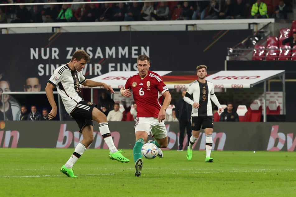 Thomas Müller (l.) war zwar schneller am Ball als Ungarns Willi Orban (M.), stand bei seinem Treffer aber im Abseits.