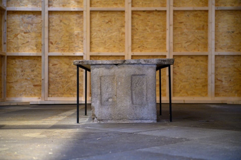 Der aktuelle Sarg von Kaiser Otto ist in weiten Teilen zerfallen.