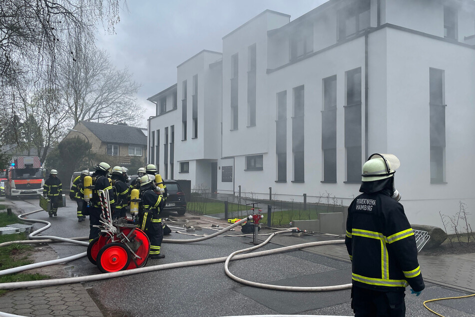 In Hamburg gab es am Donnerstagnachmittag einen Großbrand. Die Feuerwehr warnte die Bevölkerung vor dem Rauch. Das Wohnhaus ist nicht mehr bewohnbar.