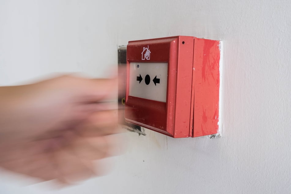 Kein Warteticket bekommen? Ein Mann hat im Landratsamt Alb-Donau-Kreis in Ulm einen Feuermelder eingeschlagen. (Symbolfoto)