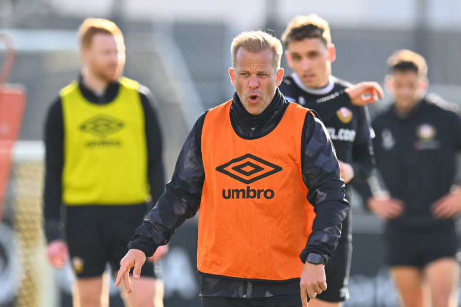 Dynamo-Coach Markus Anfang (49, vorn) will vor dem Auswärtsspiel in Münster neue Akzente setzen.
