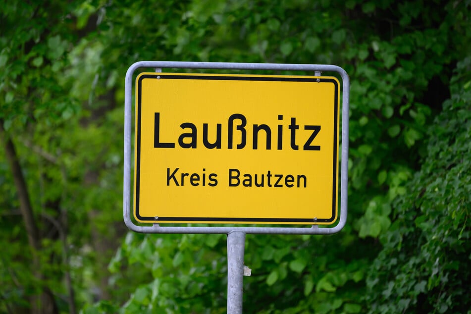 In einem Waldstück bei Laußnitz in Ostsachsen haben Polizeibeamte die Leiche einer 21-Jährigen gefunden.