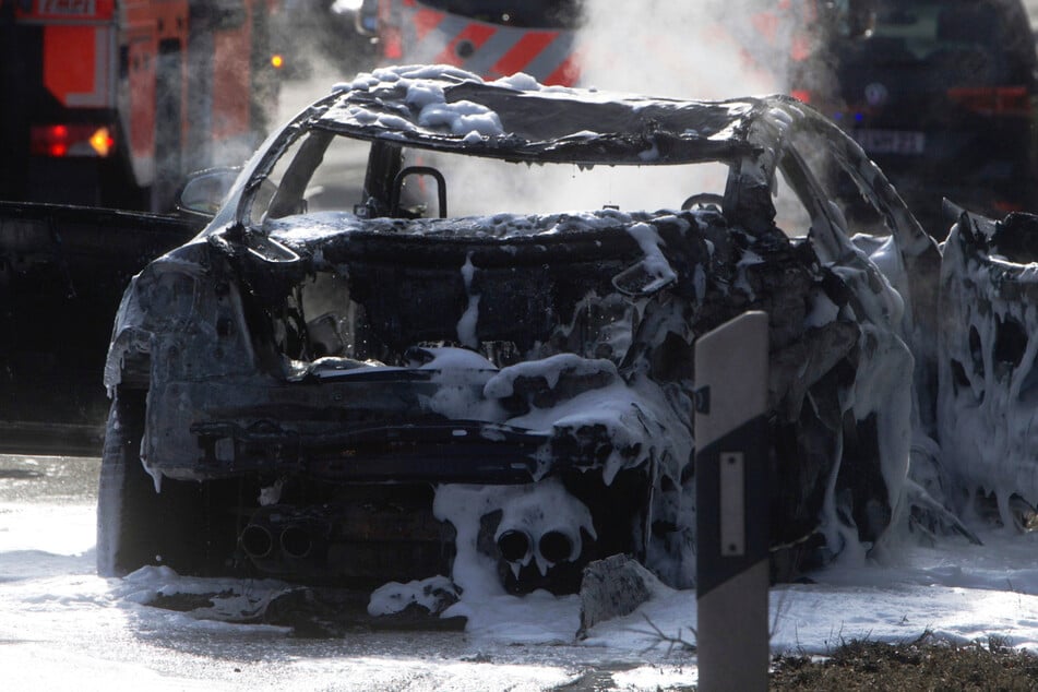 Nur ein verkohltes Wrack blieb von dem Wagen übrig.