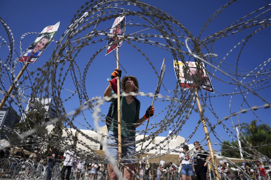 Familien von Geiseln protestieren auf dem Geiselplatz und fordern ihre Freilassung aus der Gefangenschaft der Hamas im Gazastreifen.