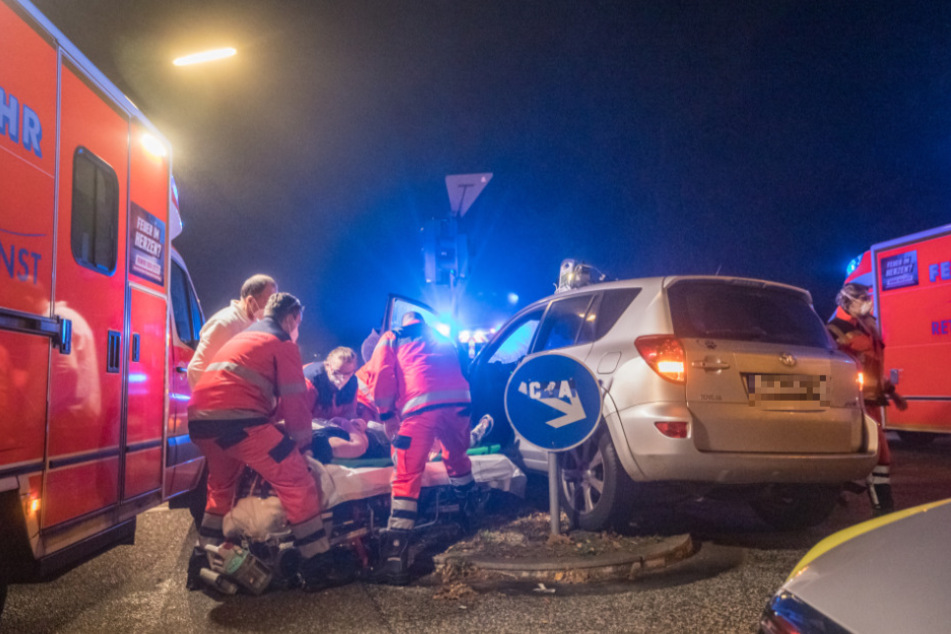 Schwerer Kreuzungscrash: Toyota-Fahrerin rast in Auto mit Kleinkindern