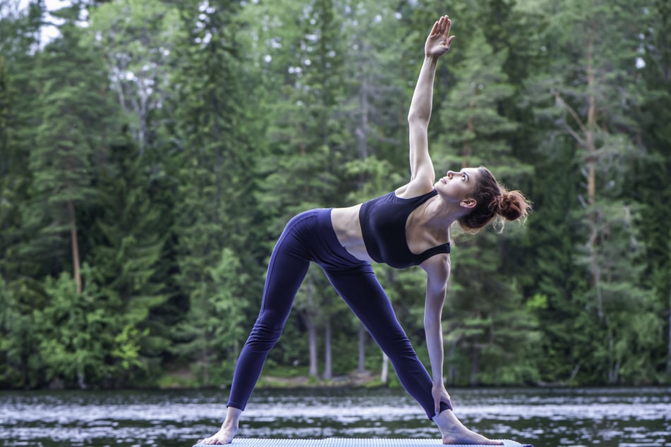 Sport im Freien macht Spaß. Nicht nur die Jogging-Runde lässt sich nach draußen verlegen - auch die Yoga-Session.