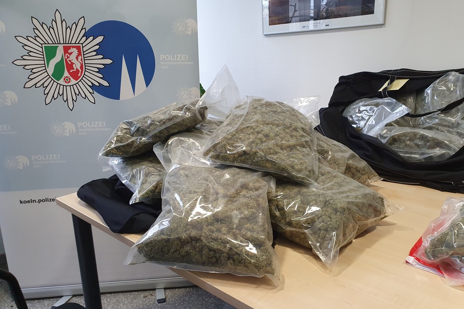 Allein 18 Kilo Marihuana wurden beschlagnahmt. Die Polizei Köln präsentierte am Freitag den umfangreichen Fund.