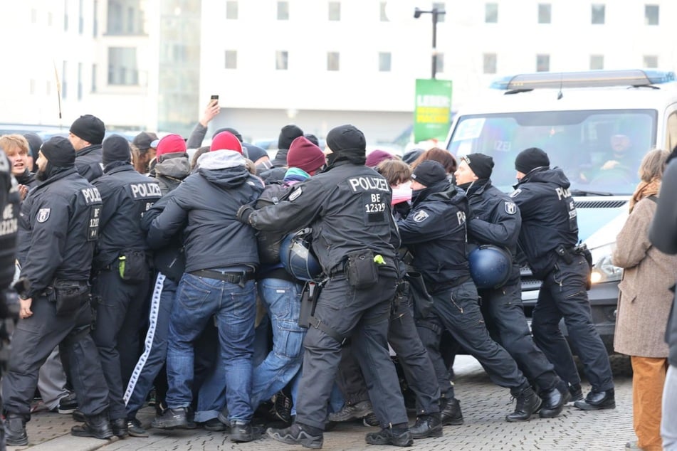 Einige Teilnehmer mussten von der Polizei zurückgedrängt werden.