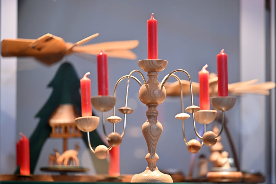 Pyramiden, Räuchermännel oder Schwibbögen müsse man im Westen zum Teil noch erklären, so Frederic Günther, Geschäftsführer des Verbandes Erzgebirgischer Kunsthandwerker und Spielzeughersteller.