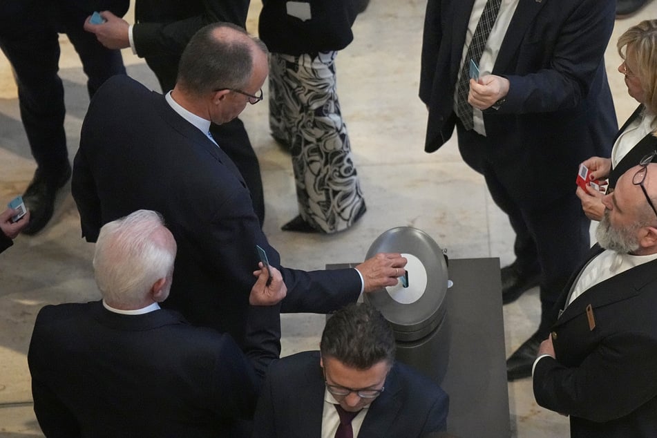 Der erste Unionsantrag wurde bei einer Abstimmung im Deutschen Bundestag mehrheitlich angenommen.