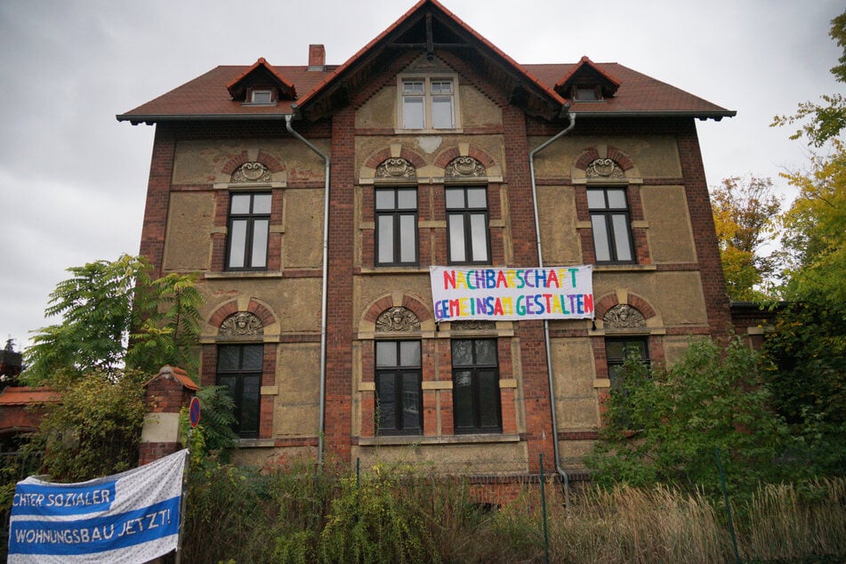Die Aktivisten brachten Transparente an dem Haus an.