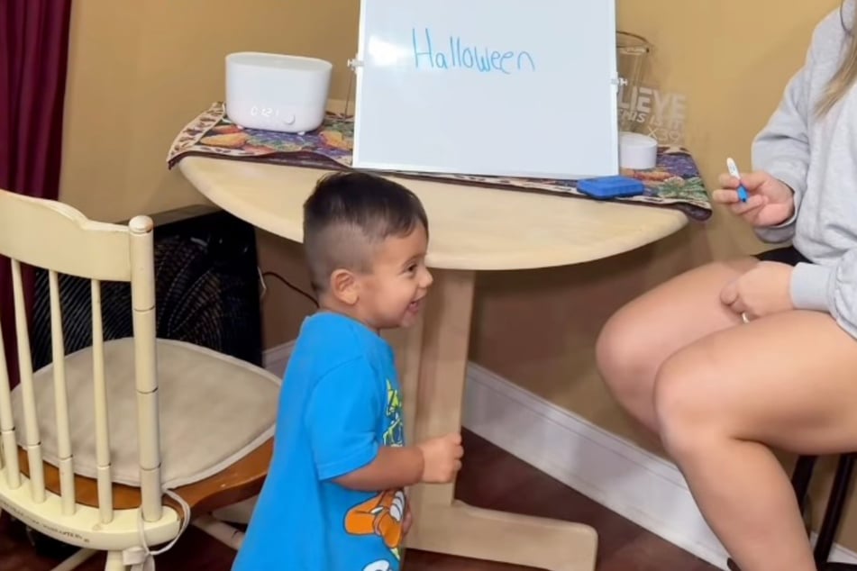 "Halloween" ist für Ezra eines von vielen Worten, das er problemlos vorlesen kann.