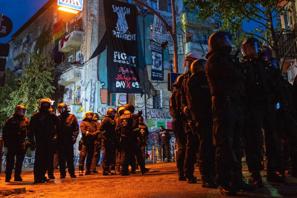 Einsatzkräfte der Polizei bereiten sich am Morgen des 9. Oktober 2020 auf den Großeinsatz zur Räumung des besetzten Hauses in der Liebigstraße 34 vor. (Archivfoto)