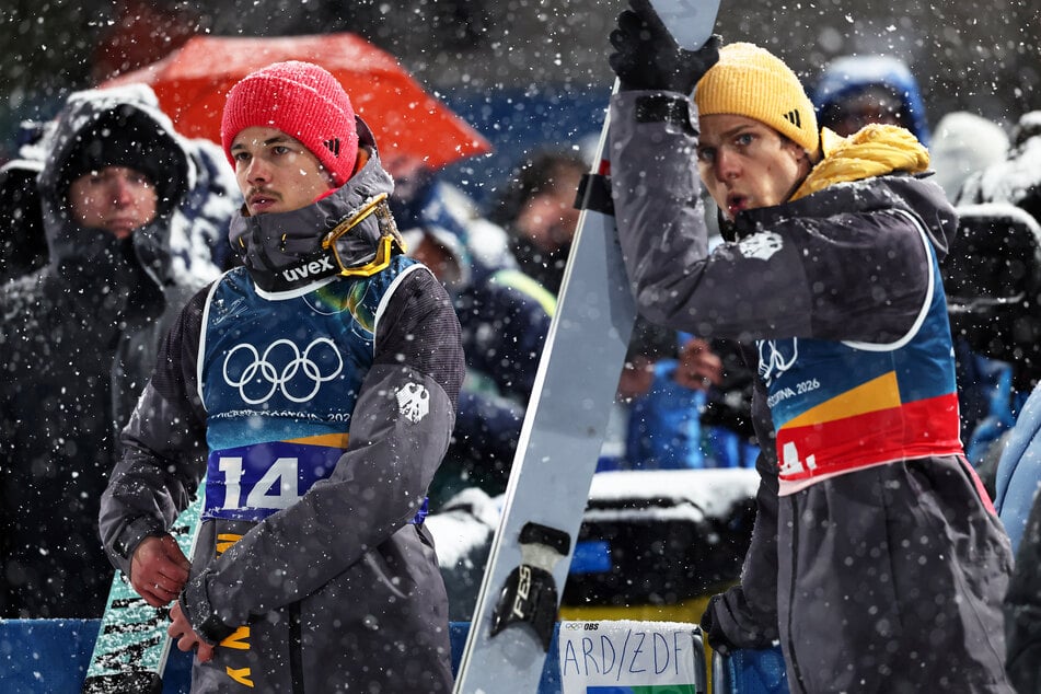 Philipp Raimund (25, l.) und Andreas Wellinger (30) fehlten nach dem Abbruch im Super Team die Worte, schließlich waren sie gerade auf Medaillenkurs unterwegs.