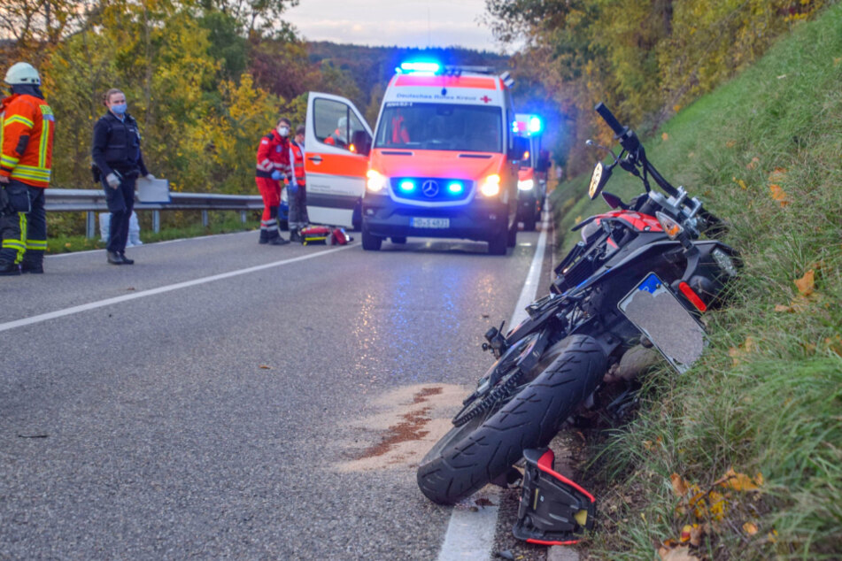 Der Motorradfahrer wurde schwer verletzt und mit einem Rettungshubschrauber in eine Klinik geflogen.
