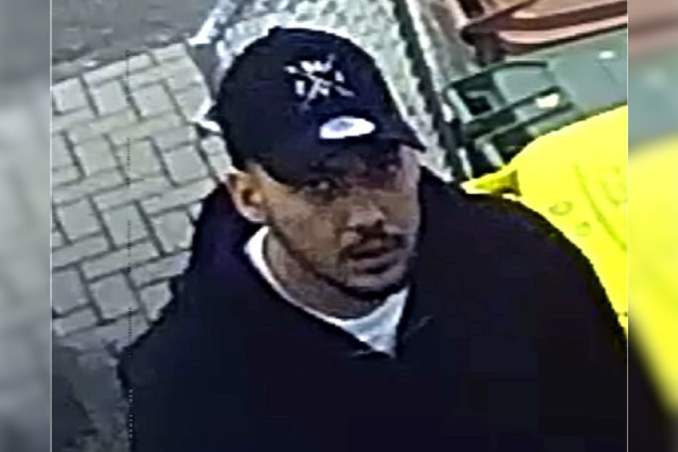 Einer der Täter trug eine auffällige schwarze Basecap, die jemand möglicherweise wiedererkennen könnte.
