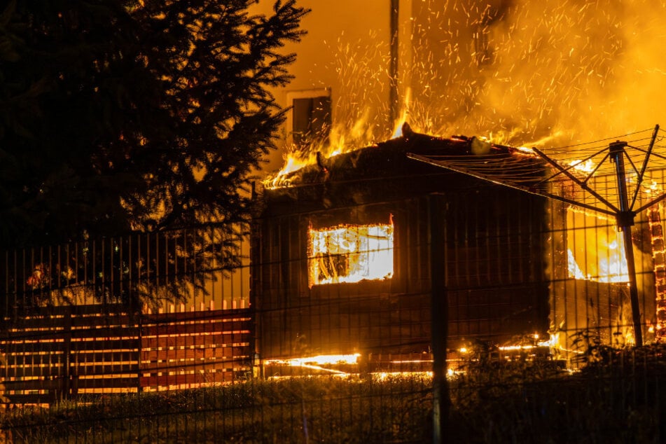 Gartenlaube steht in Flammen: Polizei ermittelt wegen Brandstiftung
