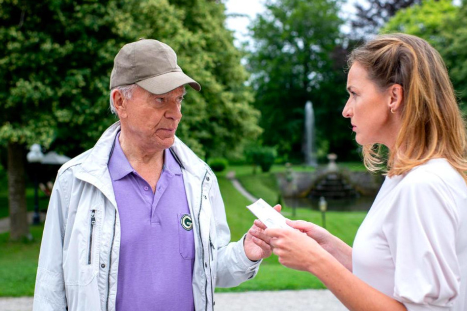 Werner (Dirk Galuba, 80) überreicht Lia (Deborah Müller, 39) die Ergebnisse aus dem Gen-Labor.
