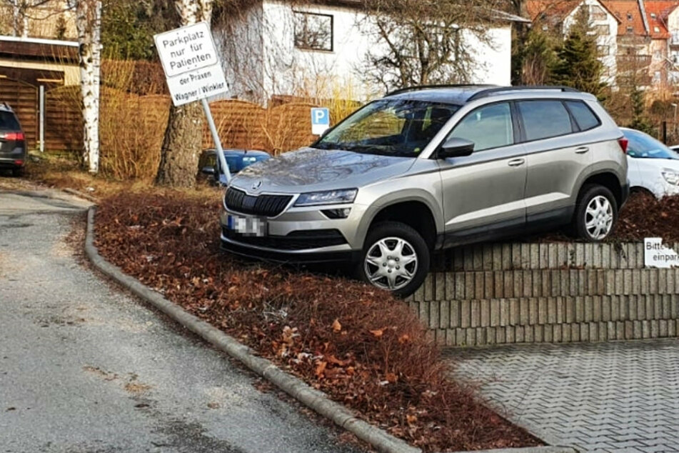 Gas und Bremse verwechselt: 10.000 Euro Sachschaden bei missglücktem Einparkversuch