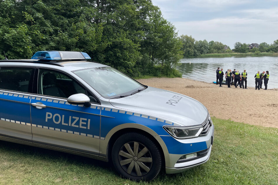Polizisten sind am Allermöher See in Hamburg im Einsatz.
