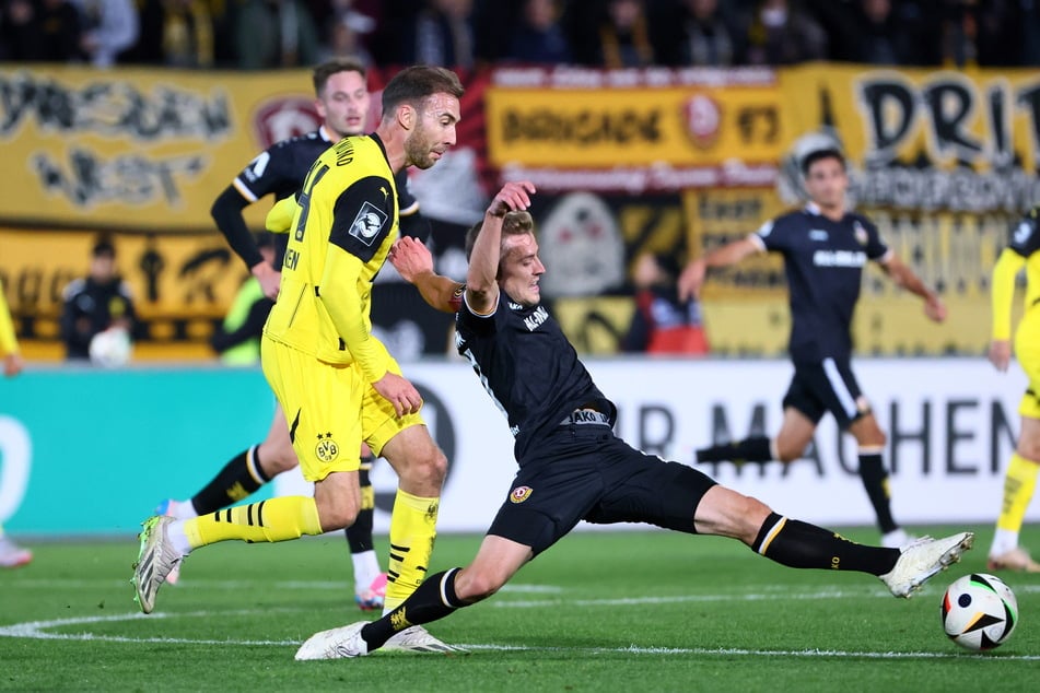 Niklas Hauptmann (28, r.) und die SGD waren im Hinspiel bei den BVB-Bubis nicht standfest.