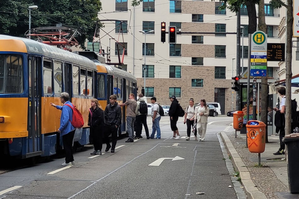 An der Haltestalle Emmausstraße in Leipzig-Sellerhausen ist es am Samstagmorgen zu einer Raubstraftat gekommen.
