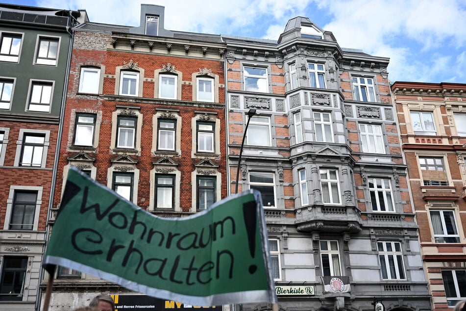 Am Montag demonstrierten rund 100 Menschen gegen das Vorgehen an dem Altbau in der Holstenstraße 197.
