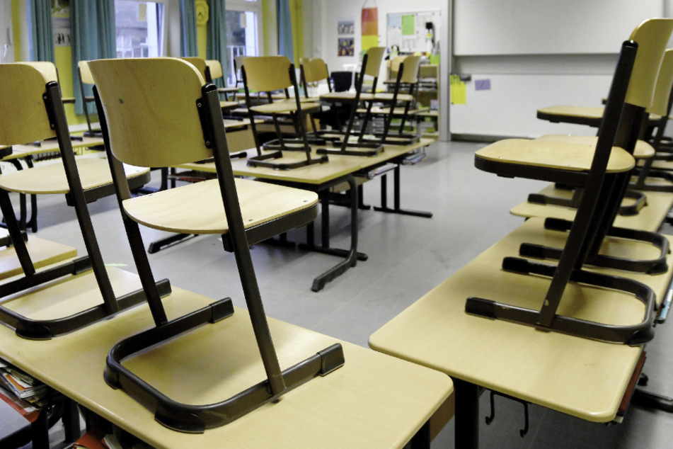 Lehrkräfte werden trotz der flächendeckenden Schulschließungen zu Besprechungen in die Schulen zitiert. (Symbolbild)