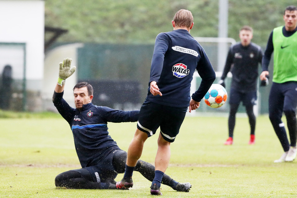 Im Training ging es in dieser Woche zur Sache - hier Martin Männel (33, l.) und Jan Hochscheidt (34).