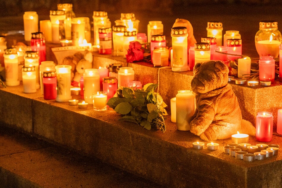 Bis spät in die Nacht zündeten die Menschen in Aschaffenburg nach der schrecklichen Bluttat Kerzen an, legten Blumen und Kuscheltiere nieder.