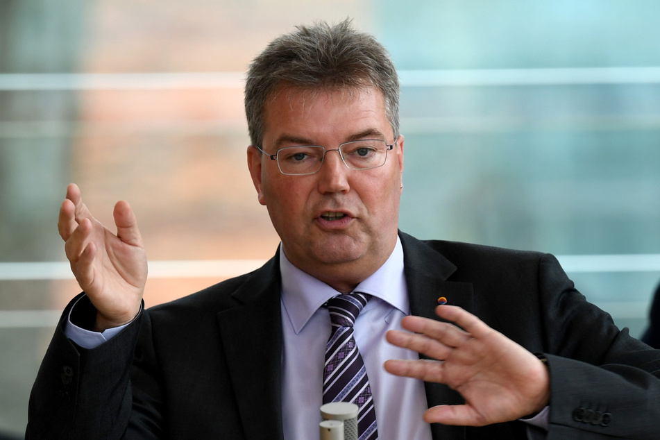 Lars Harms (56), Fraktionsvorsitzender des Südschleswigschen Wählerverbandes (SSW) spricht während einer Landtagssitzung.