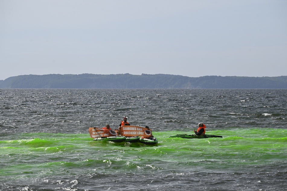 Die Aktivisten kippten ein Wasser-Färbemittel ins Meer.