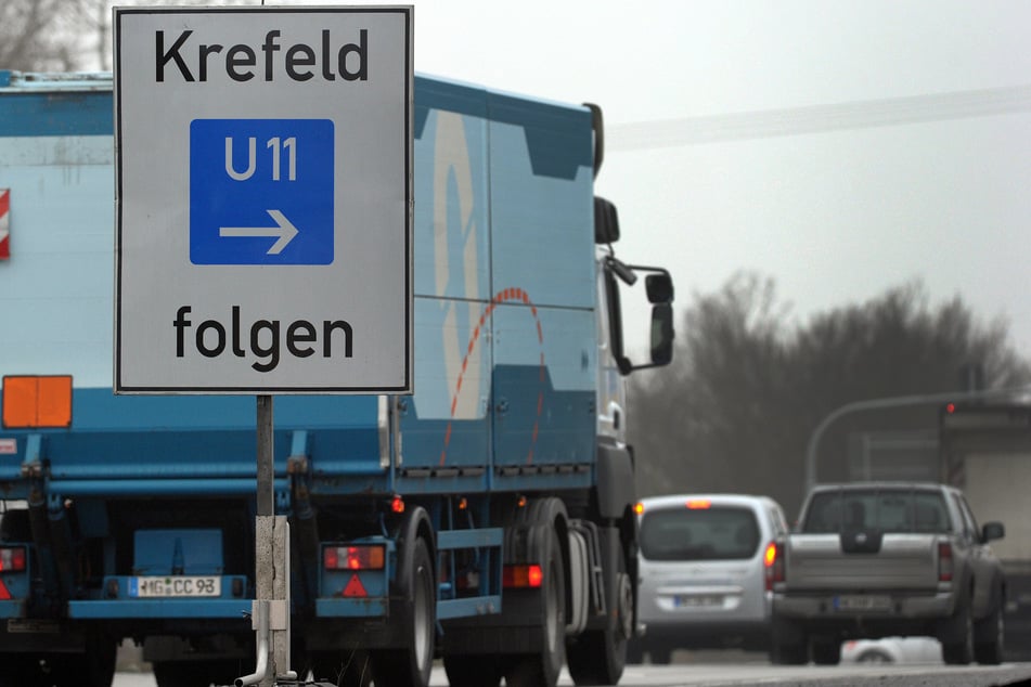 Unfall A57: A57 bei Krefeld: Mann läuft auf Autobahn und wird von 7,5-Tonner erfasst!