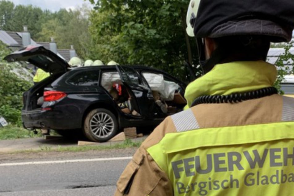 Der BMW der Kölnerin gleicht nach dem Unfall einem wirtschaftlichen Totalschaden.