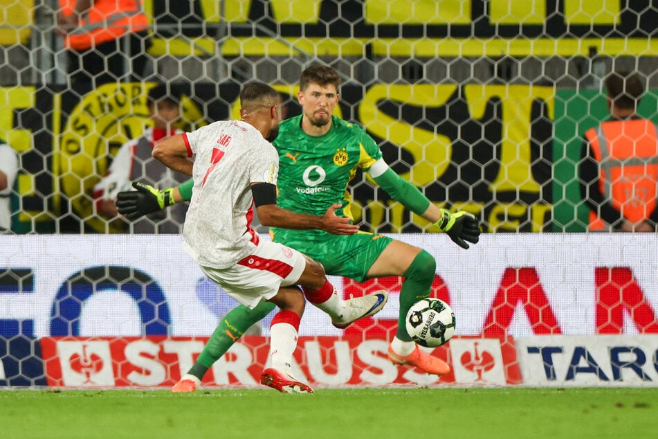 Ramien Safi findet in BVB-Keeper Gregor Kobel seinen Meister.