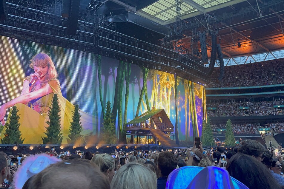 Nach den Absagen in Wien: Taylor Swift (34) tritt während ihrer Eras Tour im Wembley Stadion in London auf.