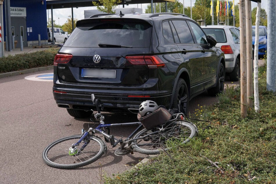 Ein Fahrrad war auf ein geparktes Auto geknallt.