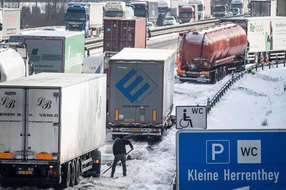 Lastwagen auf der A2 bei Dortmund im Schnee.