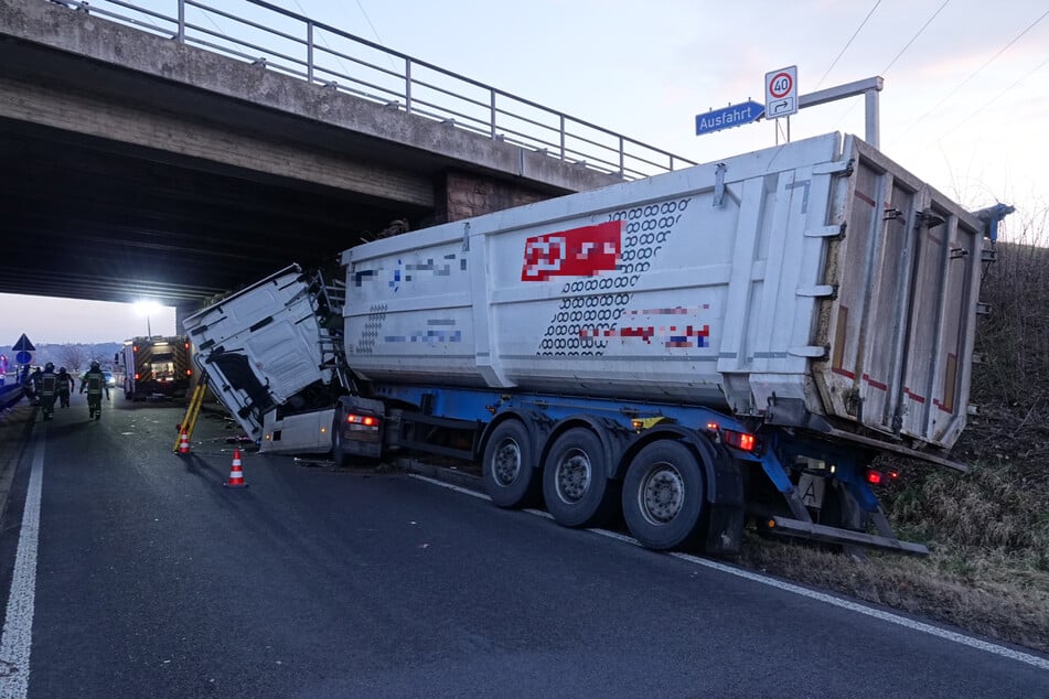 Die Wucht des Aufpralls hatte zur Folge, dass das Fahrerhaus umzukippen drohte und daher gesichert werden musste.