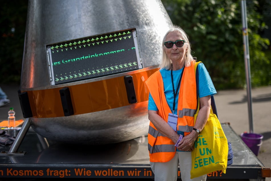 Rentnerin Petra Efinger (71) lebt seit einem halben Jahr in Chemnitz und war als Freiwillige beim Kosmos-Festival im Einsatz.