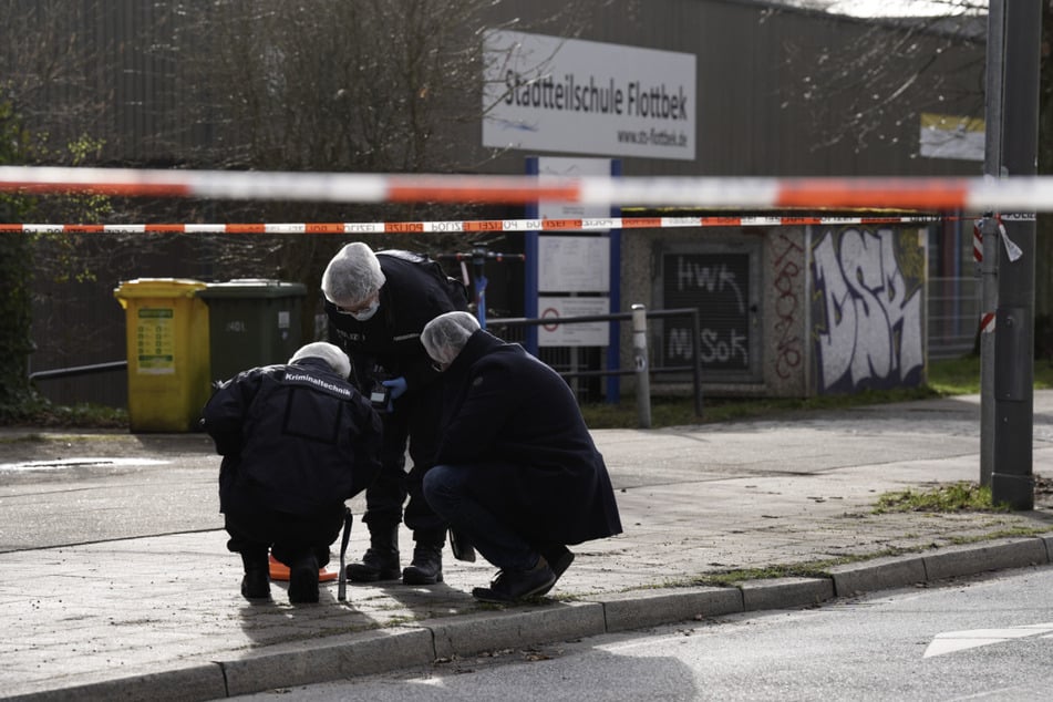 Der Tatverdächtige (15) sitzt nach einem Messerangriff vor einer Hamburger Schule in Untersuchungshaft.