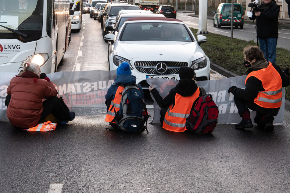 Durch die Blockade kam es am Mittwochmorgen zu Verkehrsbehinderungen am Frankfurter Flughafen.