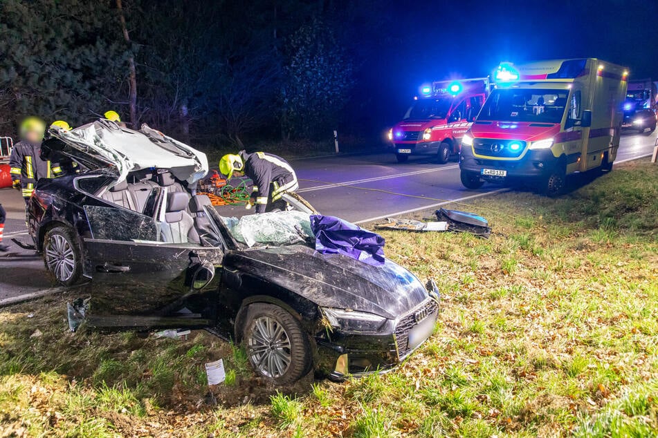 Völlig unverantwortlich! Ein Audi-Fahrer (35) setzte auf der S258 bei Zwönitz in einer Kurve zum Überholen an, knallte mit einem entgegenkommenden Auto zusammen.