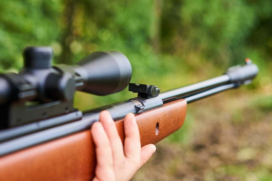 Ein 35-Jähriger soll mit einem Luftgewehr auf eine Musikbox geschossen, dabei aber ein Kind getroffen haben. (Symbolbild)