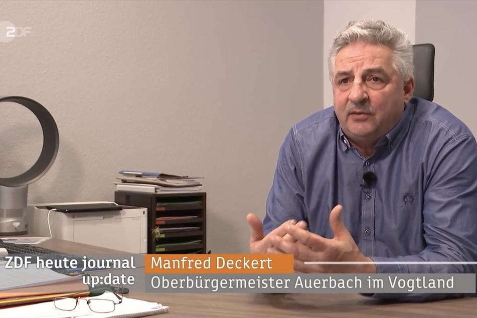 Manfred Deckert an seinem Schreibtisch im Auerbacher Rathaus. Mit seiner Auktion hat er es sogar bis ins heute journal des ZDF geschafft.