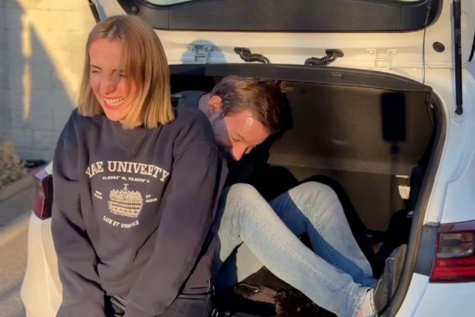 Kann sich vor Lachen kaum halten: Anna Heiser (35) hat Gerald natürlich nicht wirklich in einen Kofferraum gesperrt.
