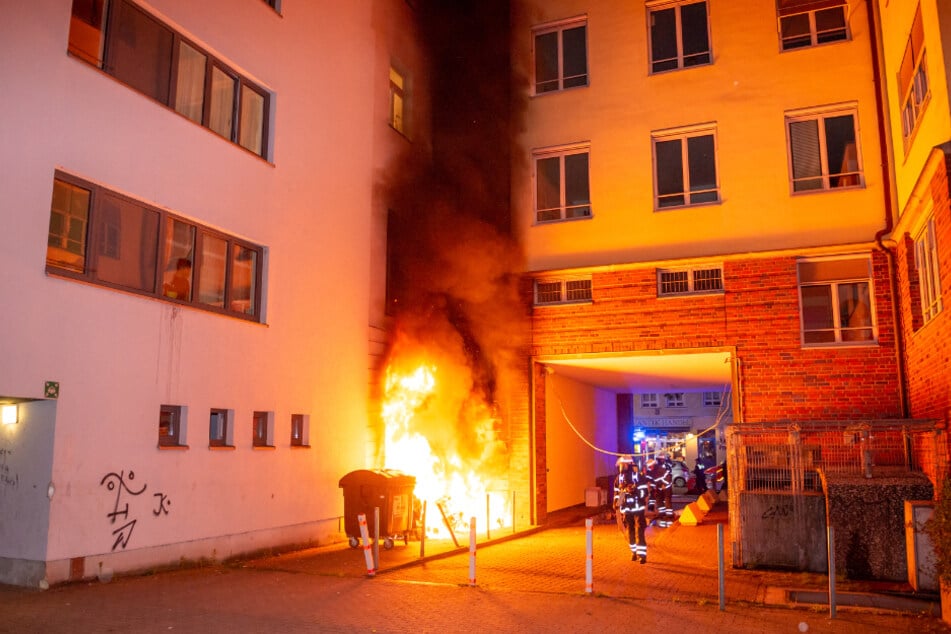 Flammen schlagen an einer Hausfassade in Hamburg hoch.