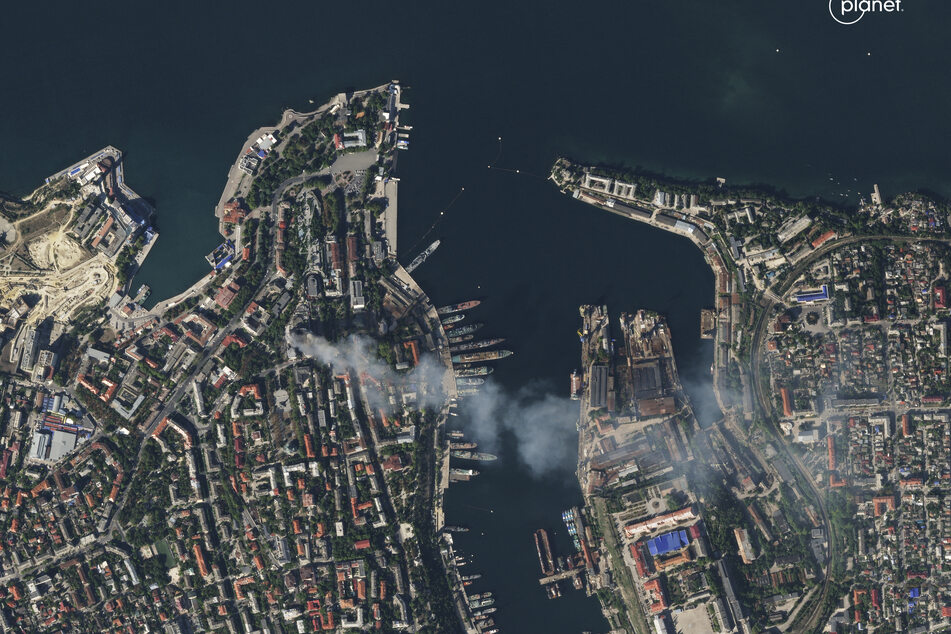 Auf dem Satellitenfoto steigt Rauch aus dem Hauptquartier der russischen Schwarzmeerflotte in Sewastopol auf.