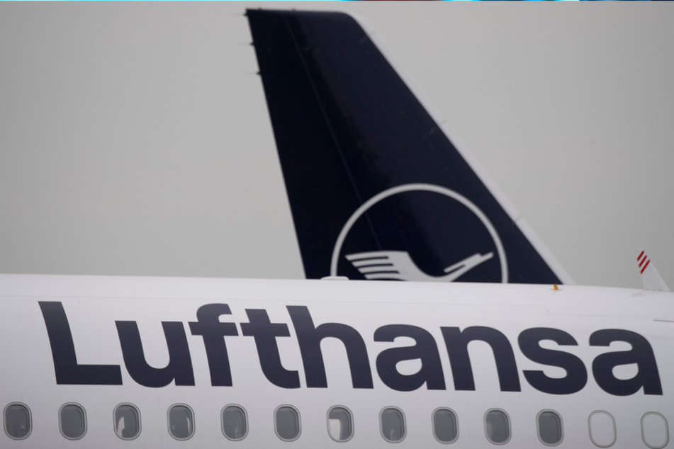 Eingemottete Passagiermaschinen der Lufthansa stehen am Rande der Rollbahn auf dem Flughafen in Frankfurt/Main.